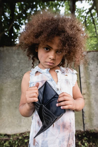 Enfoque Selectivo Del Niño Afroamericano Con Ropa Sucia Sosteniendo Cartera —  Fotos de Stock
