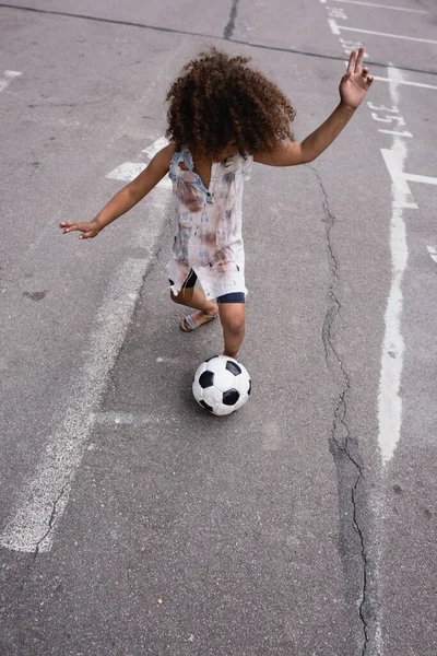 Pobre Niño Afroamericano Jugando Fútbol Calle Urbana — Foto de Stock
