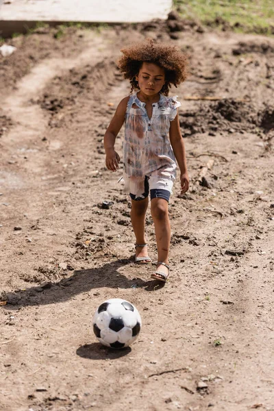 Enfoque Selectivo Del Niño Afroamericano Pobre Jugando Fútbol Camino Sucio — Foto de Stock