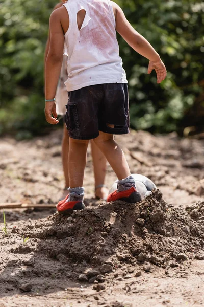 Vista Ritagliata Bambini Africani Americani Indigenti Che Giocano Calcio Strada — Foto Stock