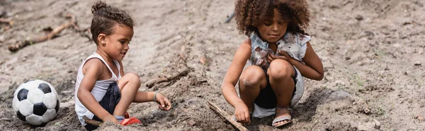 Cultivo Panorámico Niños Afroamericanos Pobres Jugando Camino Sucio Cerca Del —  Fotos de Stock