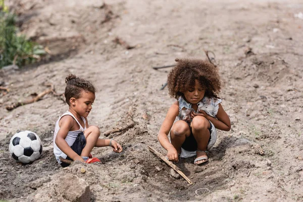 Szegény Afro Amerikai Gyerekek Játszanak Piszkos Úton Közel Labdarúgás Nyomornegyedben — Stock Fotó