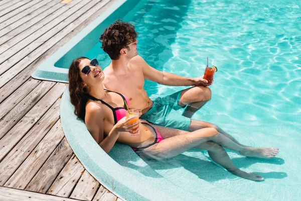 Casal Alegre Óculos Sol Segurando Coquetéis Piscina — Fotografia de Stock