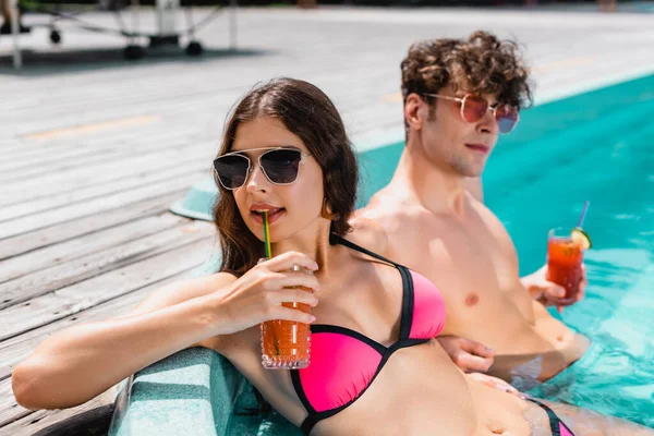 Selective Focus Attractive Woman Sunglasses Holding Cocktail Man Swimming Pool — Stock Photo, Image