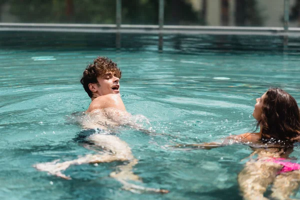 Selective Focus Man Swimming Pool Attractive Woman — Stock Photo, Image