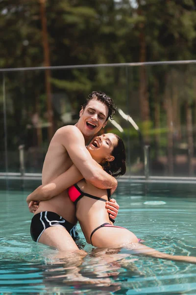 Happy Couple Swimwear Hugging Swimming Pool — Stock Photo, Image