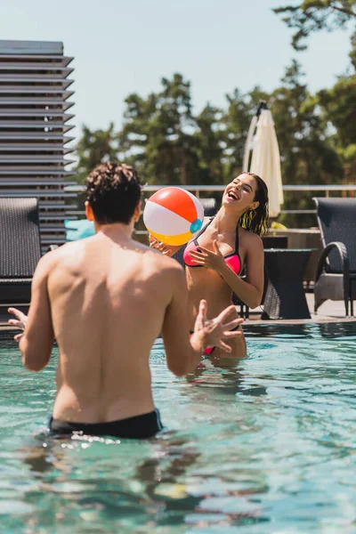 Back View Shirtless Man Happy Girl Playing Beach Ball Swimming — Stock Photo, Image