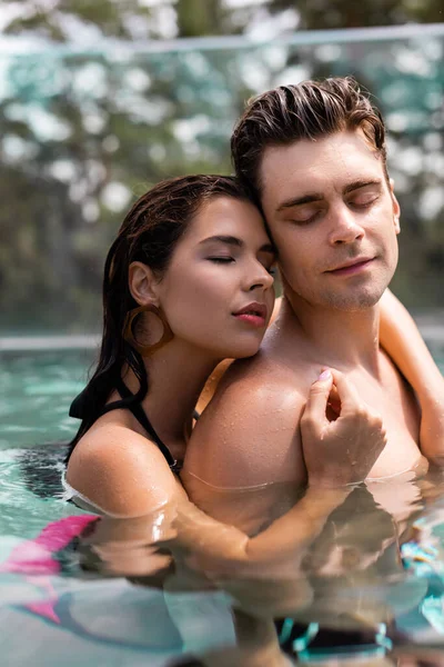Αισθησιακή Γυναίκα Αγκαλιάζει Μυώδη Άνδρα Στην Πισίνα — Φωτογραφία Αρχείου