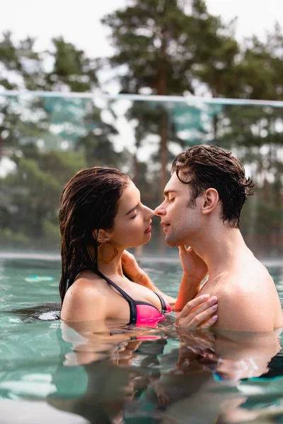 Vista Laterale Della Coppia Con Gli Occhi Chiusi Piscina — Foto Stock