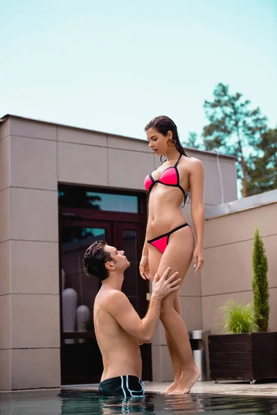 Selective Focus Shirtless Man Swimming Pool Looking Touching Attractive Woman — Stock Photo, Image