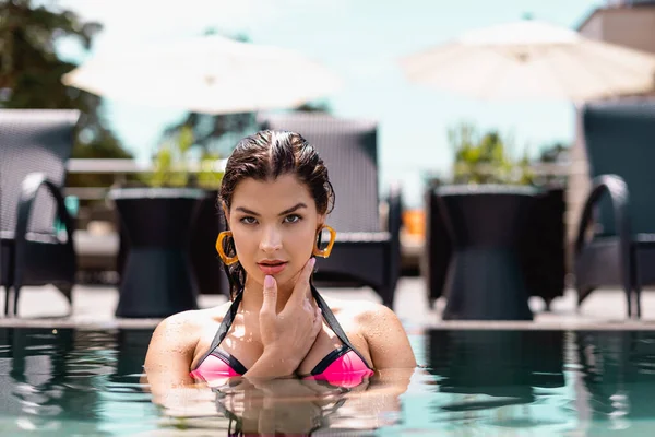 Foco Seletivo Bela Mulher Nadando Olhando Para Câmera Piscina — Fotografia de Stock