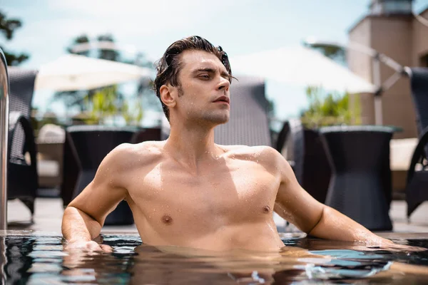 Shirtless Sexy Man Looking Away Swimming Pool — Stock Photo, Image