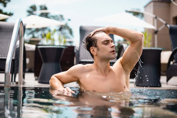 Shirtless Man Looking Away Touching Wet Hair Swimming Pool — Stock Photo, Image