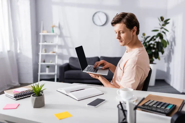 Freelancer Concentrado Usando Laptop Olhando Para Notebook Mesa Casa Ganhando — Fotografia de Stock