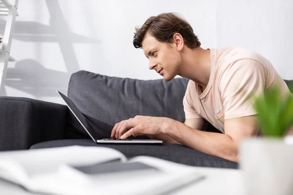 Foco Seletivo Freelancer Bonito Usando Laptop Sofá Casa Ganhando Conceito — Fotografia de Stock