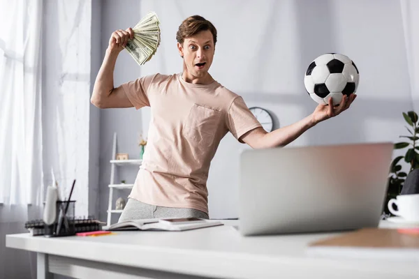 Foco Seletivo Homem Chocado Com Dinheiro Futebol Olhando Para Laptop — Fotografia de Stock