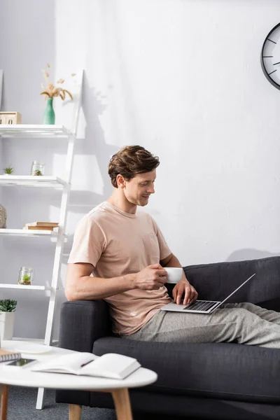 Foco Seletivo Freelancer Positivo Segurando Xícara Café Usando Laptop Perto Imagens Royalty-Free