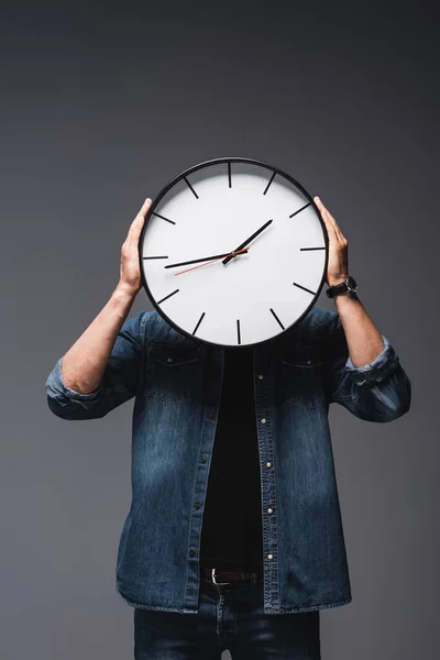 Jeune Homme Tenant Horloge Près Visage Sur Fond Gris Concept — Photo