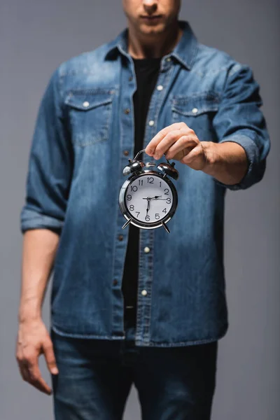 Beskuren Syn Ung Man Hålla Väckarklocka Isolerad Grå Begreppet Tidsplanering — Stockfoto