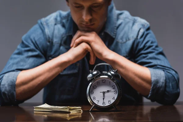 Selektivt Fokus Pengar Och Väckarklocka Bordet Nära Pensiv Man Isolerad — Stockfoto