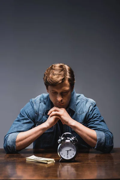 Enfoque Selectivo Del Hombre Reflexivo Mirando Reloj Despertador Los Billetes — Foto de Stock