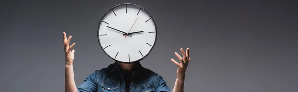 頭の上の時計を持つ男の水平画像灰色の背景にジェスチャー 時間管理の概念 — ストック写真