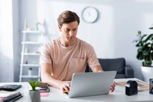 Selective Focus Young Man Using Laptop Stationery Table Home Concept — Stock Photo, Image