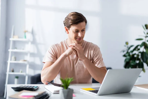 Selective Focus Smiling Man Looking Laptop Stationery Table Home Earning — Stock Photo, Image