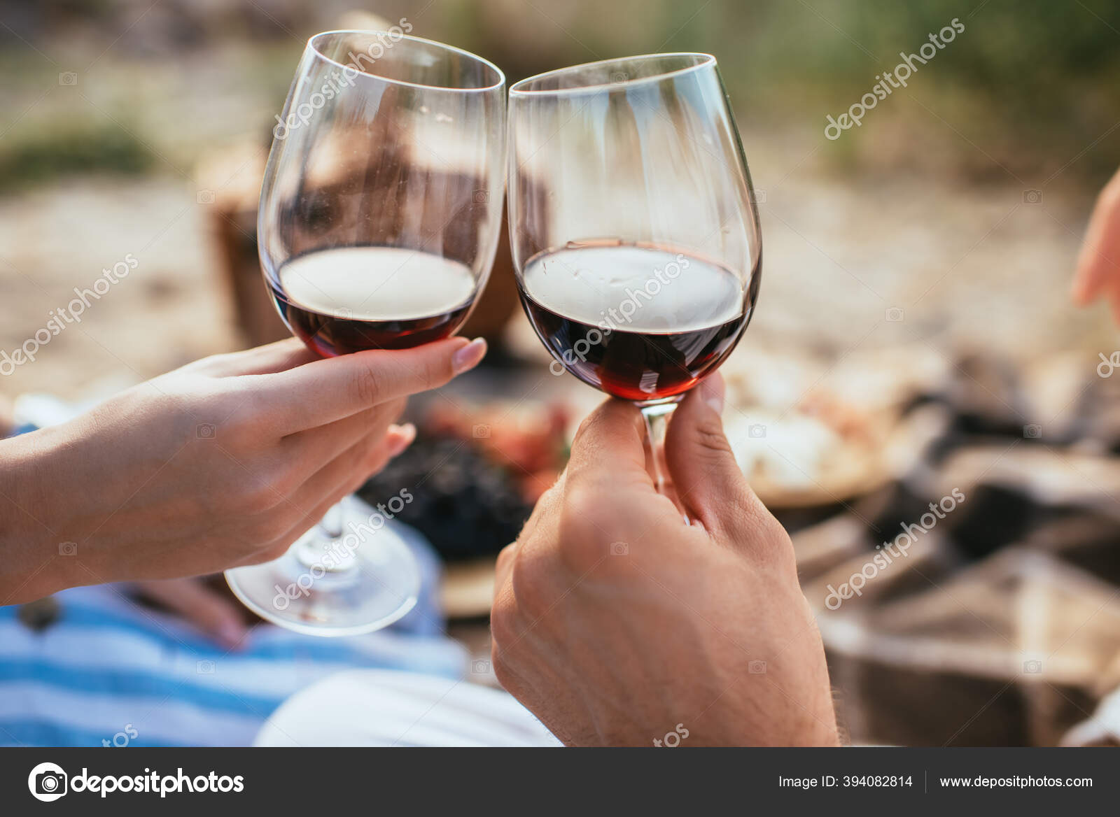 Selective Focus Couple Clinking Glasses Red Wine — Stock Photo
