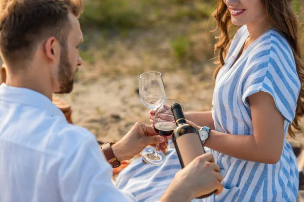 Foco Seletivo Homem Barbudo Segurando Garrafa Enquanto Derramando Vinho Tinto — Fotografia de Stock