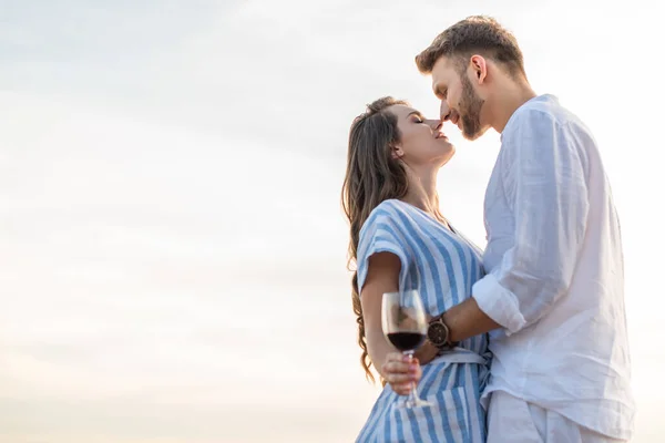 Vista Lateral Mujer Feliz Sosteniendo Vidrio Con Vino Tinto Cerca — Foto de Stock