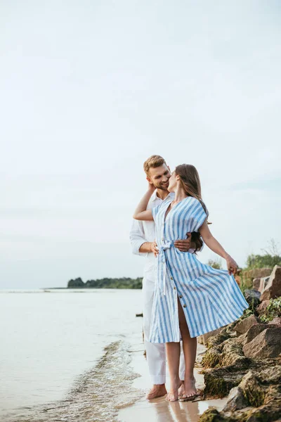 Homem Feliz Abraçando Namorada Vestido Azul Perto Lago — Fotografia de Stock
