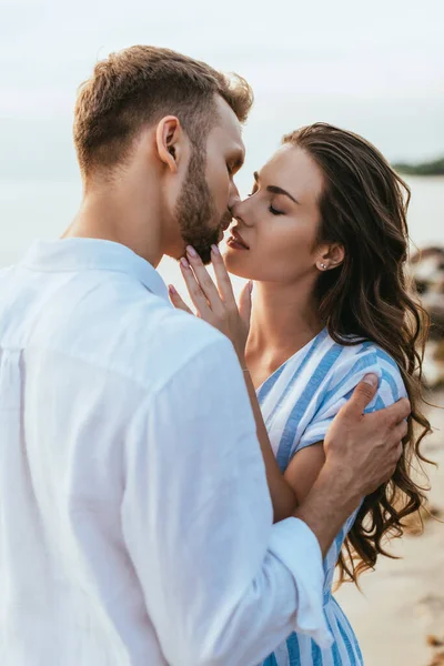 Bella Donna Con Gli Occhi Chiusi Baciare Con Uomo Barbuto — Foto Stock