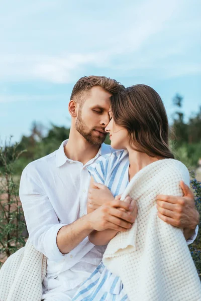 Barbudo Hombre Abrazando Hermosa Novia Envuelta Manta — Foto de Stock