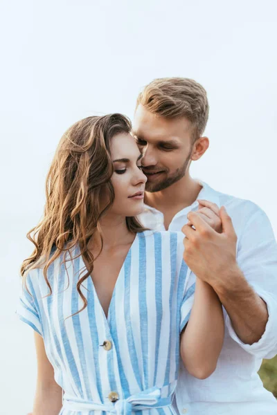 Homem Barbudo Feliz Tocando Mão Menina Atraente — Fotografia de Stock