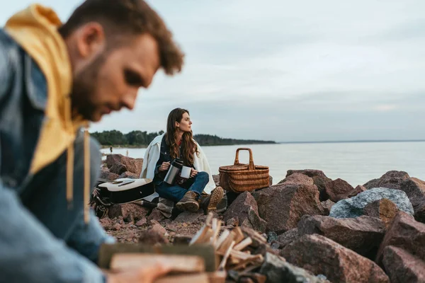 Selective Focus Attractive Woman Holding Thermos Cup Wicker Basket Acoustic — Stock Photo, Image