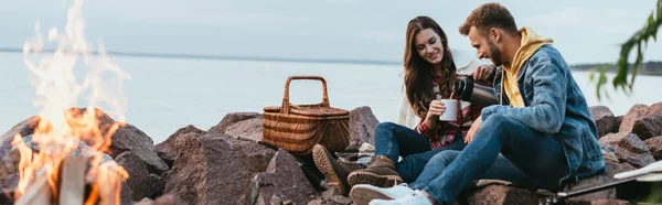 Panorama Ernte Von Glücklicher Frau Gießt Tee Tasse Neben Fröhlichem — Stockfoto