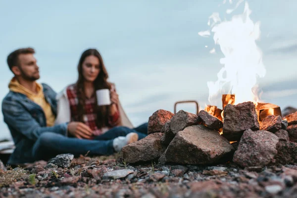 Fuoco Selettivo Fuoco Falò Vicino Coppia Seduta Rocce — Foto Stock