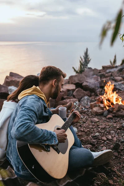 Szelektív Fókusz Szakállas Férfi Játszik Akusztikus Gitár Közelében Barátnő Folyó — Stock Fotó