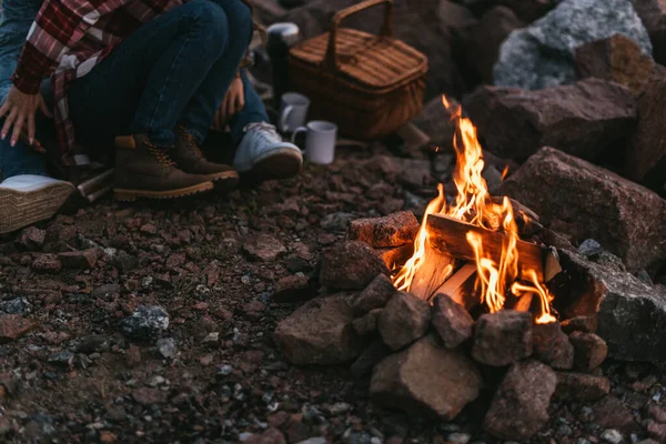 Selective Focus Burning Bonfire Couple Sitting Rocks — Stock Photo, Image