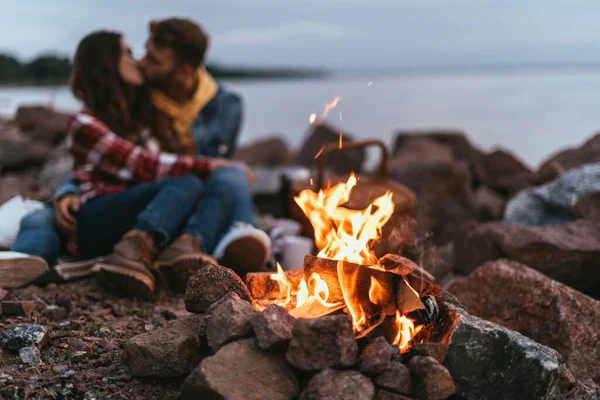 Selective Focus Burning Bonfire Couple Kissing Sitting Rocks — Stock Photo, Image