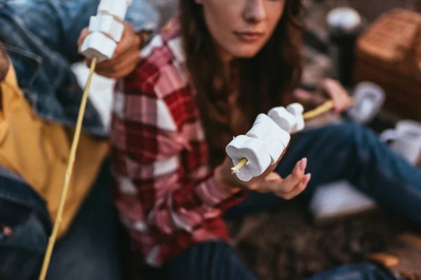 Selektiver Fokus Geschwollener Marshmallows Auf Stöcke Paarnähe — Stockfoto