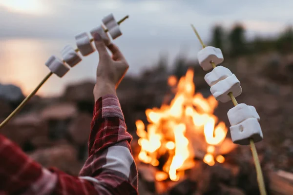 Pemandangan Pasangan Memegang Tongkat Dengan Marshmallow Bengkak Dekat Api Unggun — Stok Foto