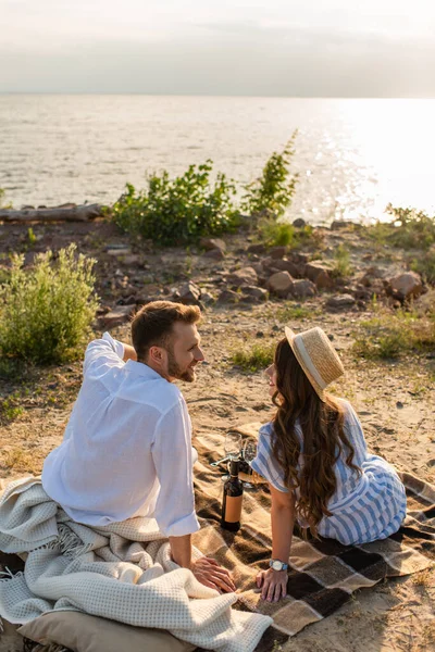 Glad Man Och Glad Kvinna Halmhatt Tittar Varandra Nära Glasögon — Stockfoto