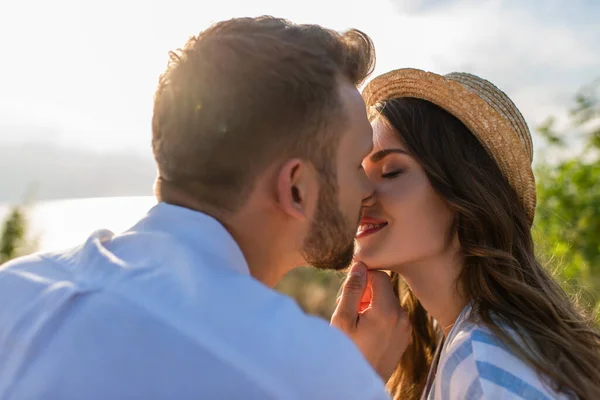 Selettiva Messa Fuoco Uomo Barbuto Baciare Felice Giovane Donna — Foto Stock