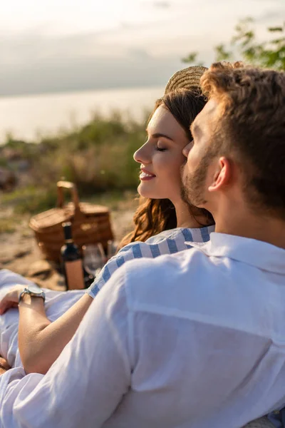 Bearded Man Kissing Smiling Woman Straw Hat — Stock Photo, Image