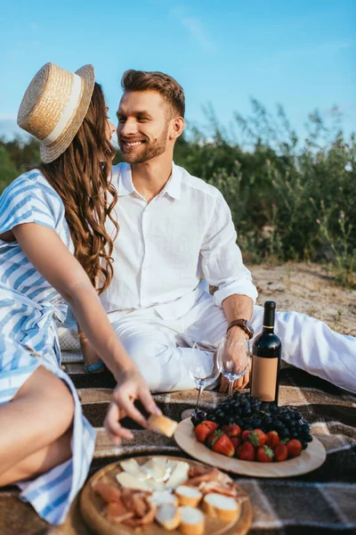 Foco Seletivo Casal Feliz Sentado Perto Comida Saborosa Garrafa Com — Fotografia de Stock