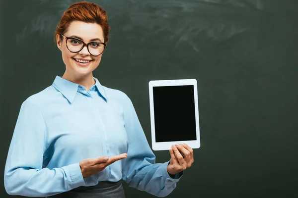 Happy Teacher Pointing Hand Digital Tablet Blank Screen Chalkboard — Stock Photo, Image