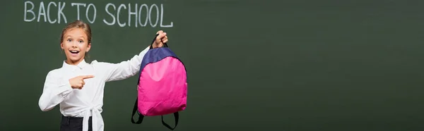 Cosecha Panorámica Colegiala Sonriente Apuntando Mochila Rosa Cerca Inscripción Escuela —  Fotos de Stock