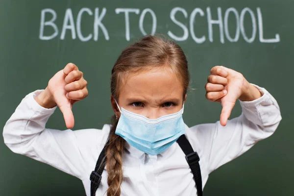 Messa Fuoco Selettiva Della Studentessa Scontenta Maschera Medica Mostrando Pollici — Foto Stock